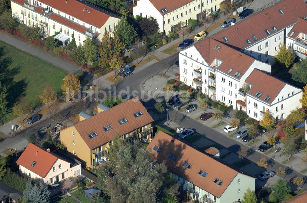 Berlin von oben - Mehrfamilienhaus- Wohngebiete südlich der A10 / E55 in Berlin-Karow