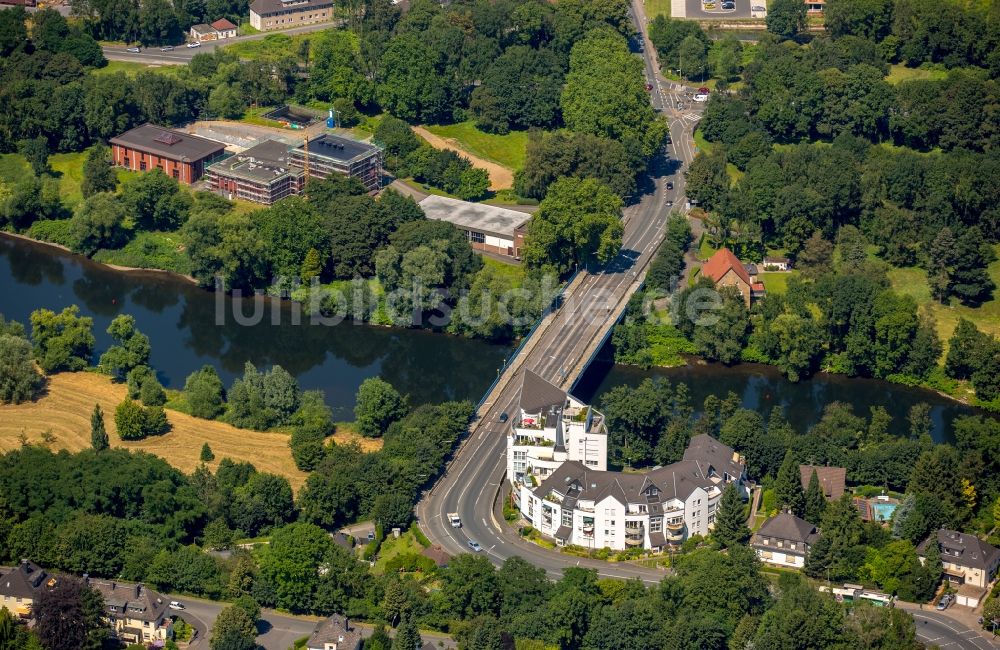 Luftaufnahme Witten - Mehrfamilienhaus und Wohngebäude- Komplex am Ufer der Ruhr an der Ruhrstraße in Witten im Bundesland Nordrhein-Westfalen