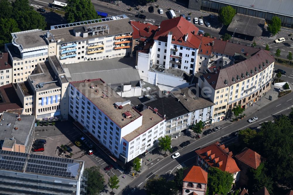 Pforzheim aus der Vogelperspektive: Mehrfamilienhaussiedlung Bahnhofstraße - Blumenhof - Stiftshof in Pforzheim im Bundesland Baden-Württemberg, Deutschland