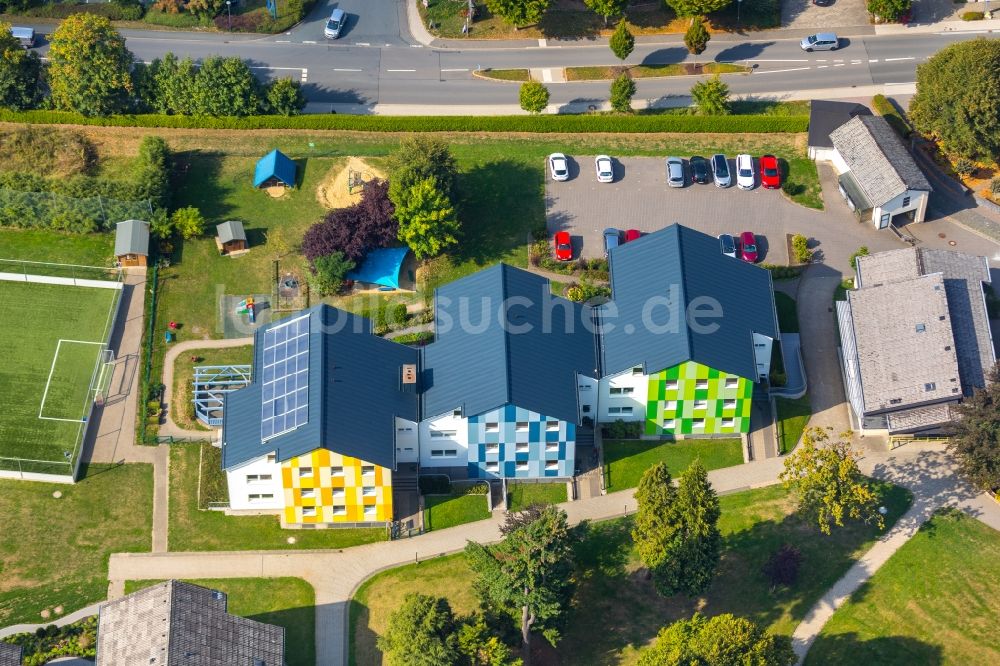 Olsberg aus der Vogelperspektive: Mehrfamilienhaussiedlung an der Carlsauestraße in Olsberg im Bundesland Nordrhein-Westfalen, Deutschland