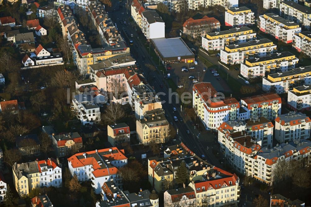 Berlin von oben - Mehrfamilienhaussiedlung Dietzgenstraße mit Aldi Supermarkt im Ortsteil Niederschönhausen in Berlin, Deutschland