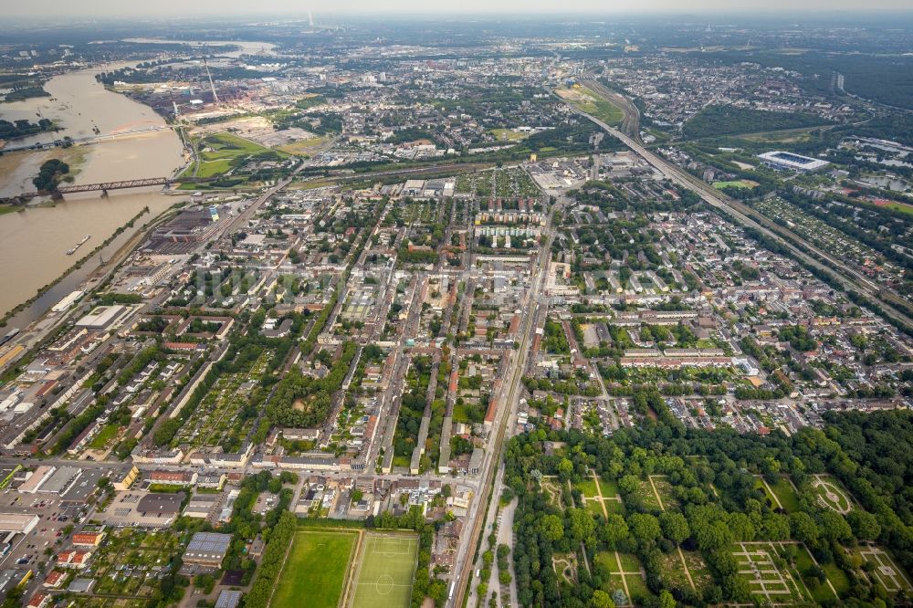 Duisburg von oben - Mehrfamilienhaussiedlung entlang der Düsseldorfer Straße - Hultschiner Straße - Gärtnerstraße in Duisburg im Bundesland Nordrhein-Westfalen, Deutschland