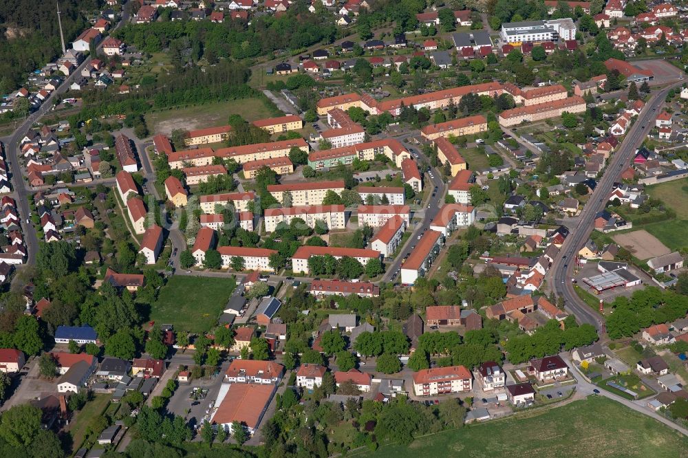 Premnitz aus der Vogelperspektive: Mehrfamilienhaussiedlung Ernst-Thälmann-Straße - Clara-Zetkin-Straße - August-Bebel-Straße in Premnitz im Bundesland Brandenburg, Deutschland