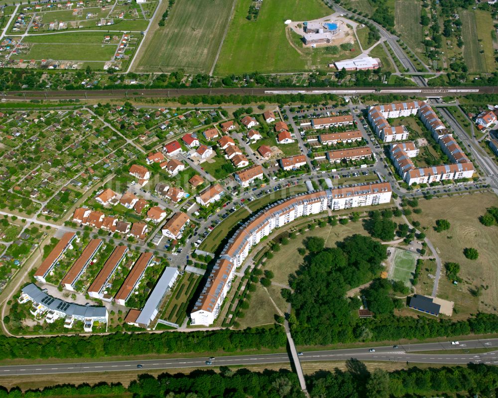 Karlsruhe aus der Vogelperspektive: Mehrfamilienhaussiedlung an der Hallesche Allee in Karlsruhe im Bundesland Baden-Württemberg, Deutschland