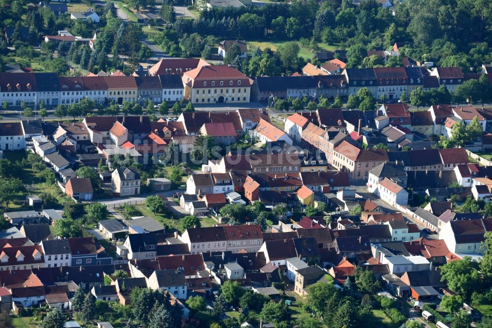 Luftaufnahme Doberlug-Kirchhain - Mehrfamilienhaussiedlung an der Hauptstraße in Doberlug-Kirchhain im Bundesland Brandenburg, Deutschland