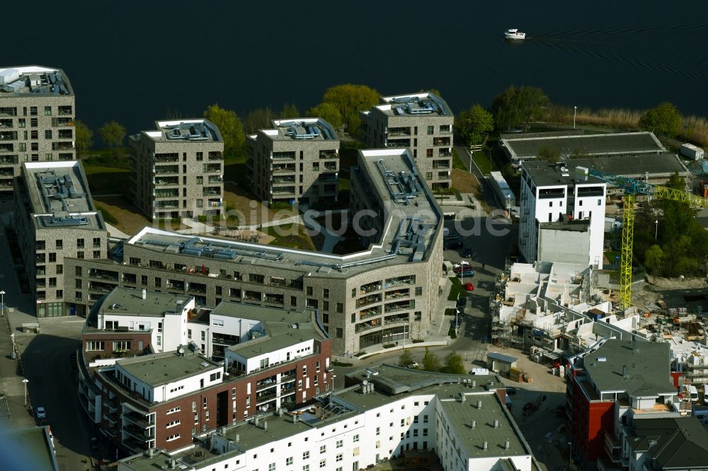 Rostock aus der Vogelperspektive: Mehrfamilienhaussiedlung auf der Holzhalbinsel in Rostock im Bundesland Mecklenburg-Vorpommern, Deutschland