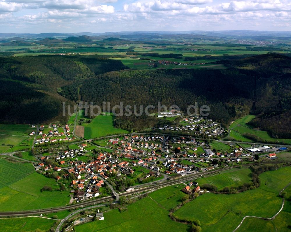 Neukirchen von oben - Mehrfamilienhaussiedlung in Neukirchen im Bundesland Hessen, Deutschland