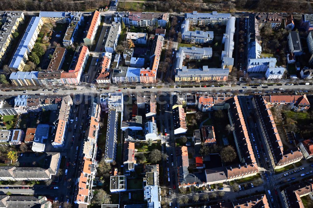 München von oben - Mehrfamilienhaussiedlung im Ortsteil Milbertshofen in München im Bundesland Bayern, Deutschland