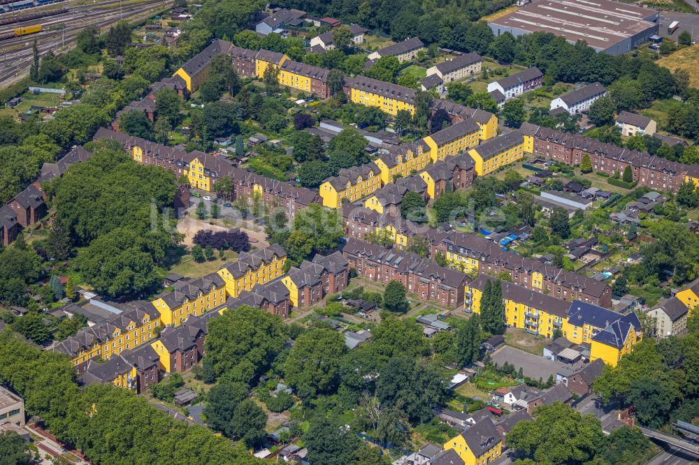 Duisburg von oben - Mehrfamilienhaussiedlung mit Spielplatz an der Steigerstraße - Glückaufstraße - Stollenstraße im Ortsteil Alt-Hamborn in Duisburg im Bundesland Nordrhein-Westfalen, Deutschland