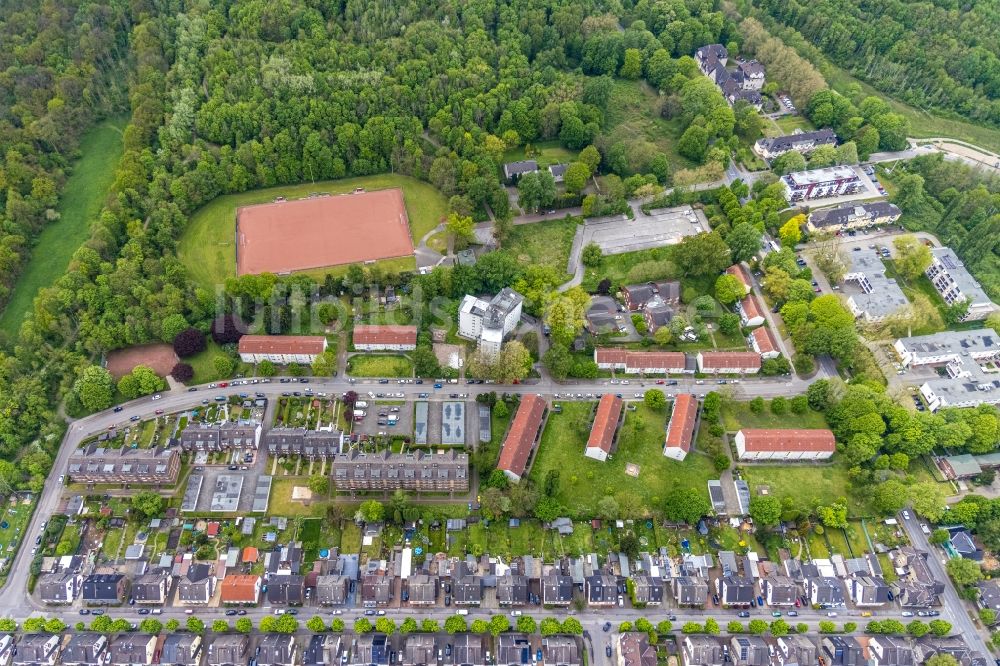 Gladbeck aus der Vogelperspektive: Mehrfamilienhaussiedlung mit Sportplatz am Busfortshof in Gladbeck im Bundesland Nordrhein-Westfalen, Deutschland