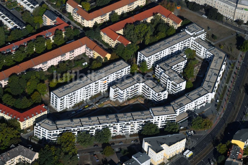 Luftbild Berlin - Mehrfamilienhaussiedlung Treskow- Höfe im Ortsteil Karlshorst in Berlin, Deutschland