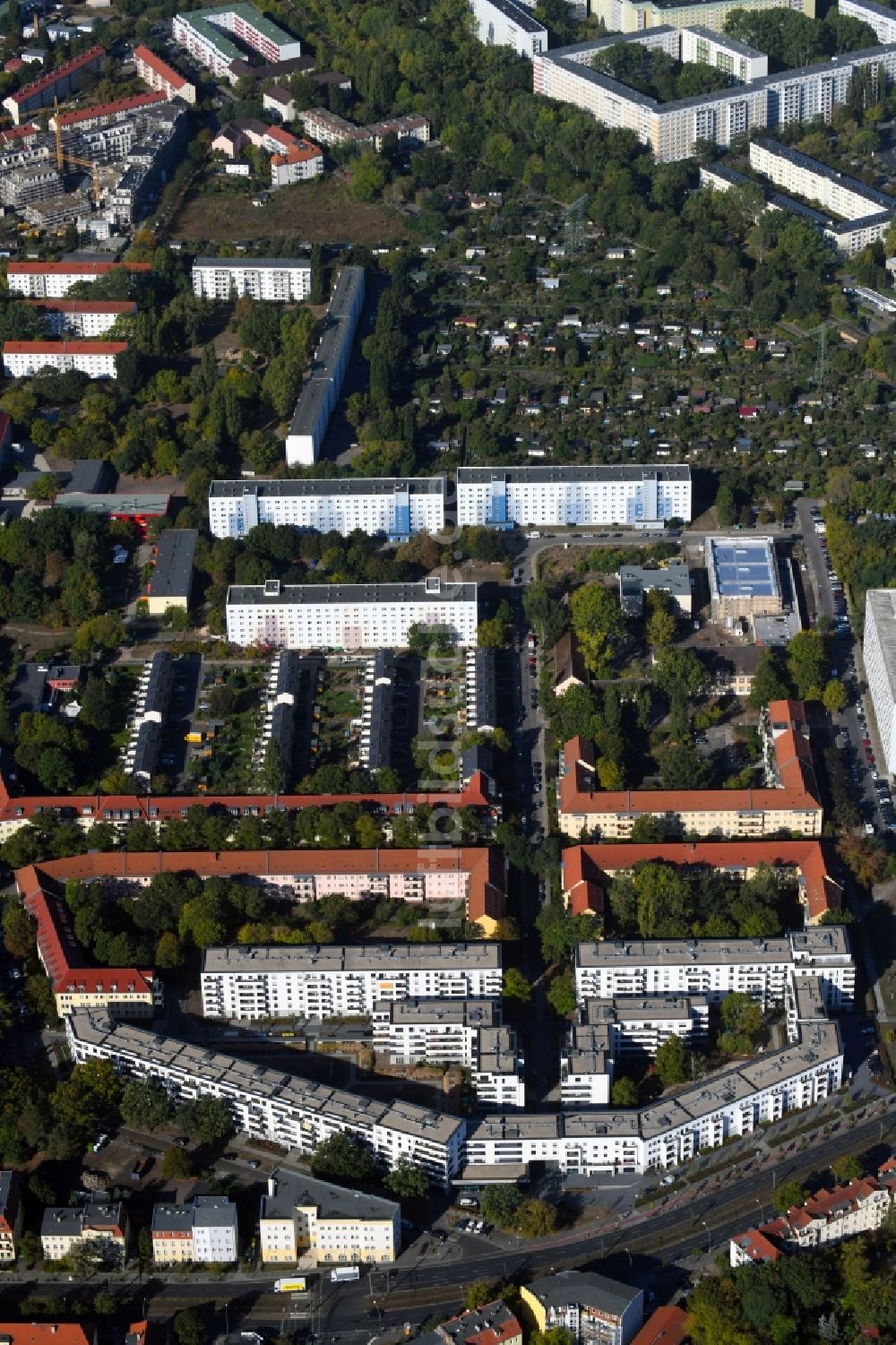 Luftbild Berlin - Mehrfamilienhaussiedlung Treskow- Höfe im Ortsteil Karlshorst in Berlin, Deutschland