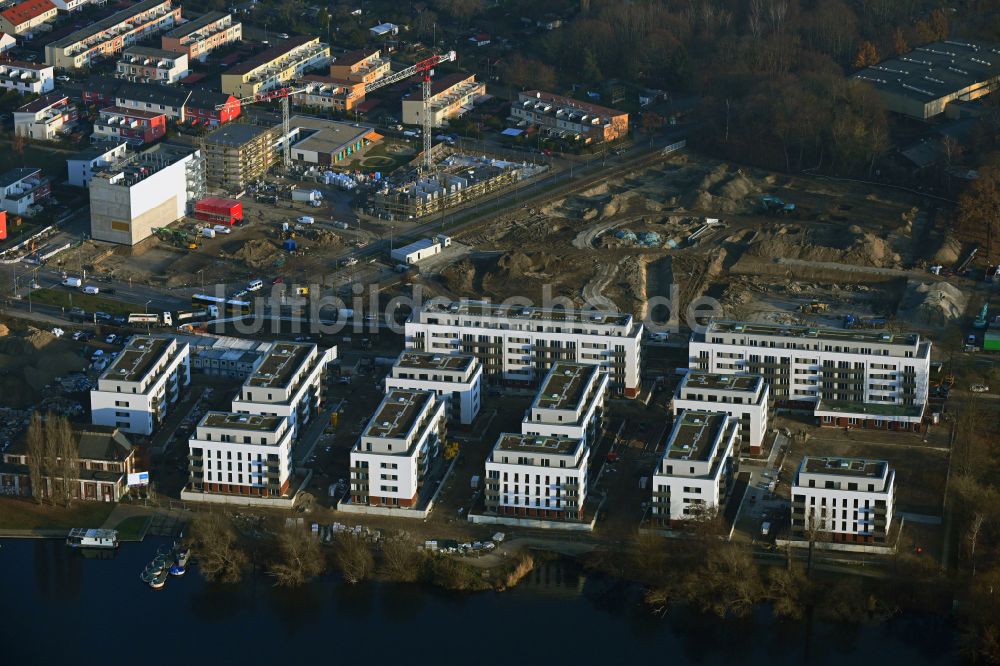 Luftaufnahme Berlin - Mehrfamilienhaussiedlung Waterkant am Ufer der Havel an der Daumstraße Berlin, Deutschland