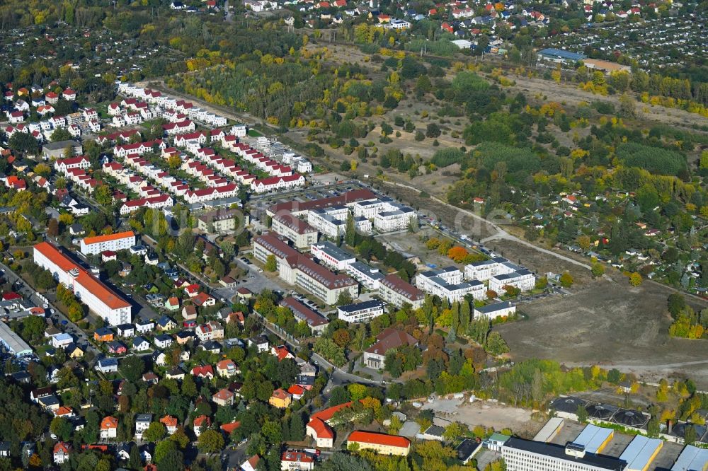 Berlin von oben - Mehrfamilienhaussiedlung Zwieseler Straße - Zachenberger Straße - Regener Straße im Ortsteil Karlshorst in Berlin, Deutschland