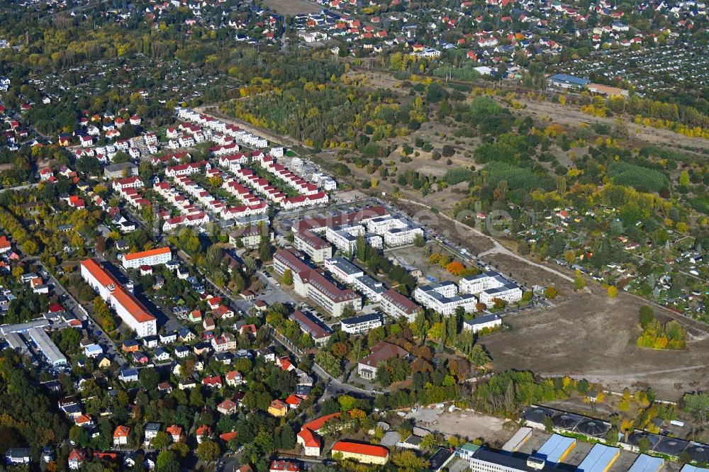 Berlin aus der Vogelperspektive: Mehrfamilienhaussiedlung Zwieseler Straße - Zachenberger Straße - Regener Straße im Ortsteil Karlshorst in Berlin, Deutschland