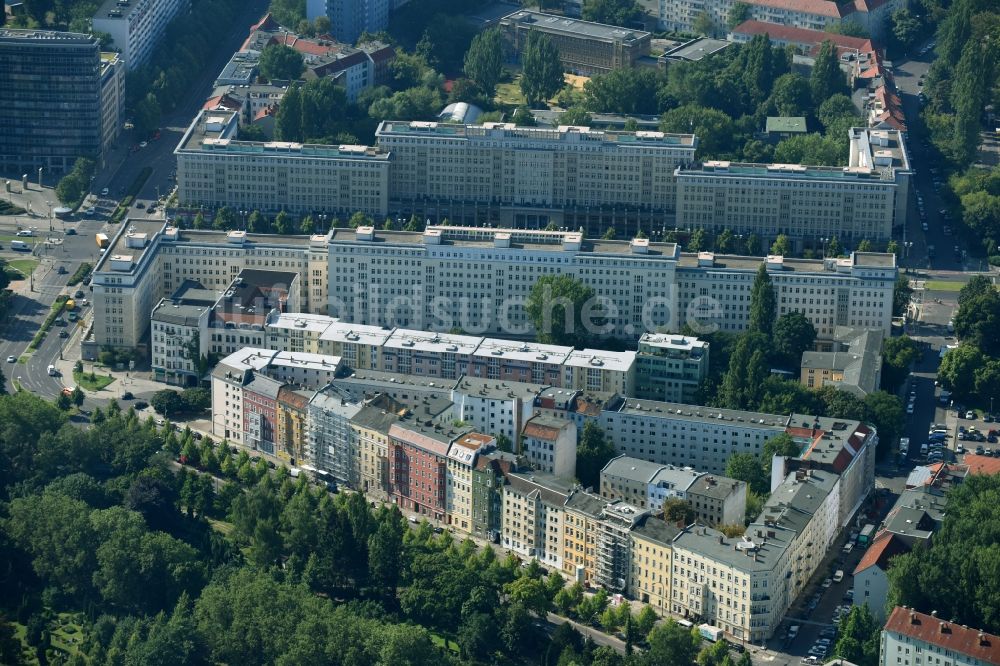 Luftbild Berlin - Mehrfamilienhaussiedlung zwischen der Friedenstraße und der B1/5 im Ortsteil Friedrichshain-Kreuzberg in Berlin, Deutschland