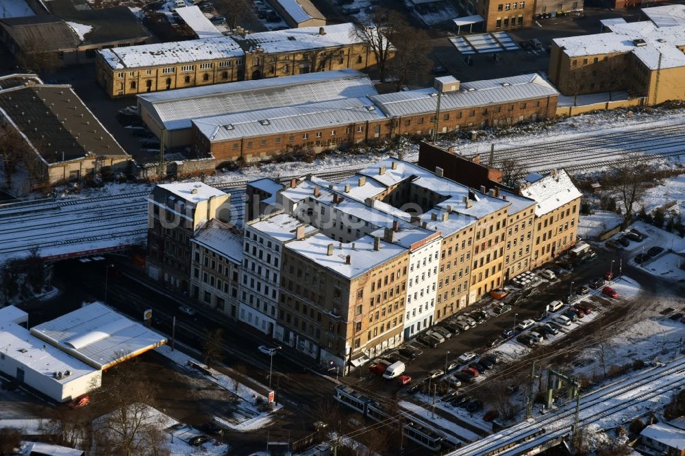 Magdeburg von oben - Mehrfamilienhaussiedlung zwischen Gleisverläufen der Deutschen Bahn in Magdeburg im Bundesland Sachsen-Anhalt