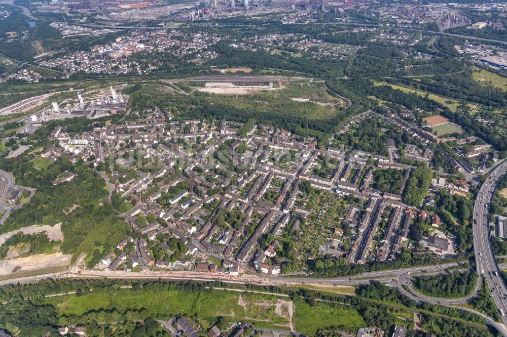 Duisburg aus der Vogelperspektive: Mehrfamilienhaussiedlung zwischen Spichernstraße - Bergstraße - Vohwinkelstraße in Duisburg im Bundesland Nordrhein-Westfalen, Deutschland