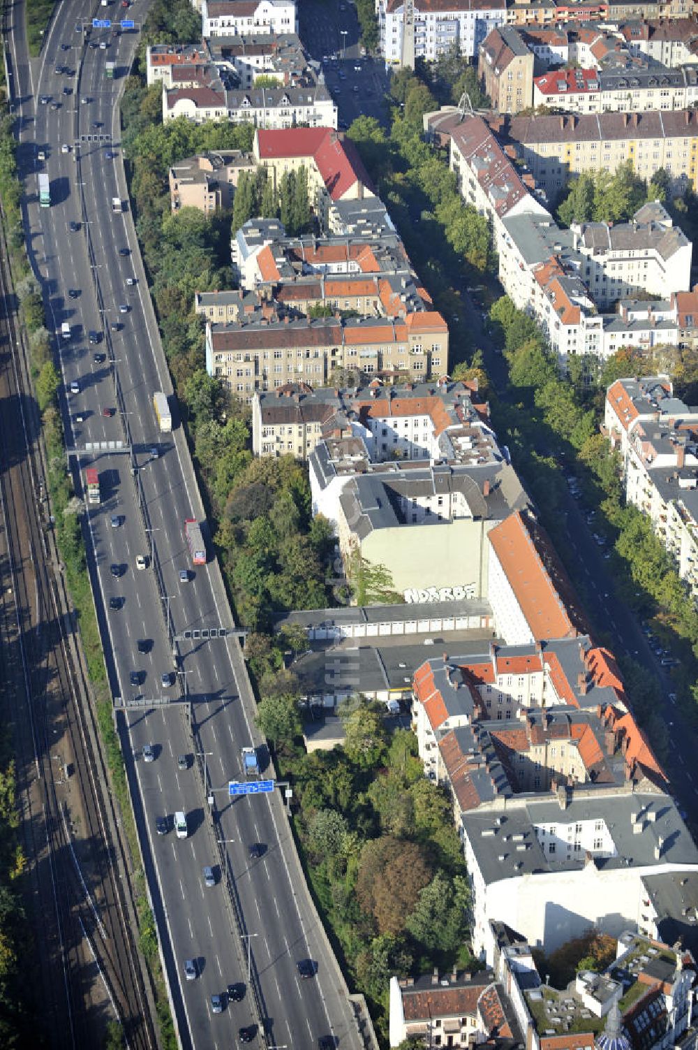 Luftaufnahme Berlin Wilmersdorf - Mehrfamilienhäuser an der Autobahn A100 in Berlin-Wilmersdorf