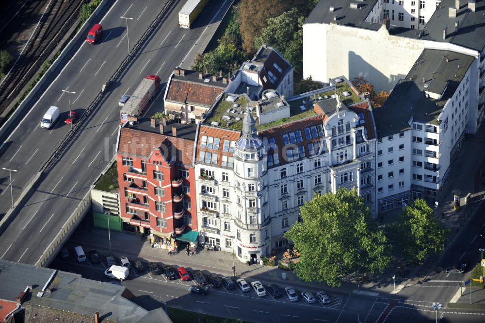 Berlin Wilmersdorf von oben - Mehrfamilienhäuser an der Autobahn A100 in Berlin-Wilmersdorf