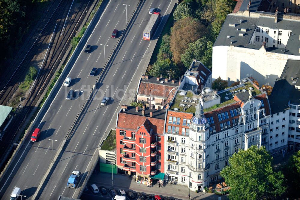 Berlin Wilmersdorf aus der Vogelperspektive: Mehrfamilienhäuser an der Autobahn A100 in Berlin-Wilmersdorf