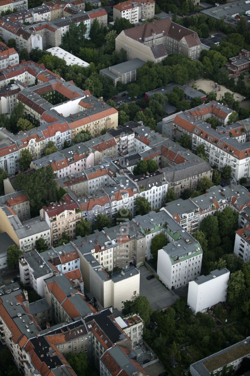 Luftbild Berlin - Mehrfamilienhäuser Stadtbezirk Neukölln in Berlin im Bundesland Berlin