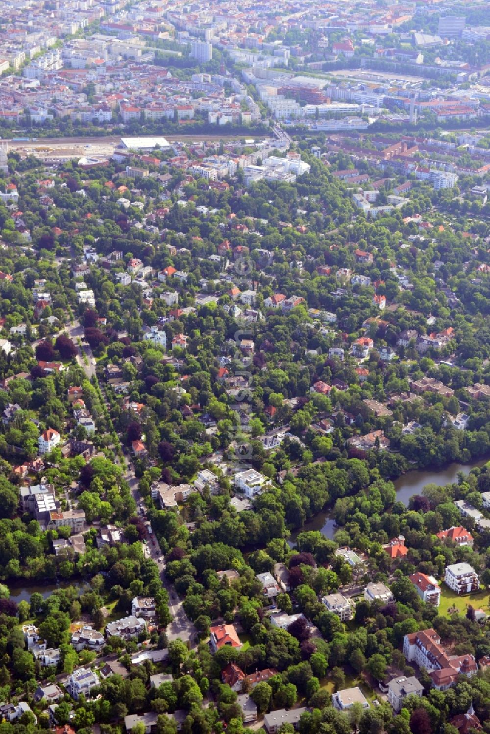 Berlin aus der Vogelperspektive: Mehrfamilienhäuser im Wohnagebiet an der Lassenstraße Ecke Bismarkallee in Berlin Grunewald