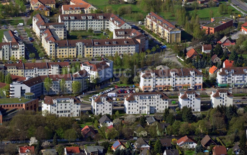 Berlin Karow-Nord aus der Vogelperspektive: Mehrfamilienhäuser zwischen Schönerlinder Weg, der Autobahn A10 / E65, Karestraße und der Bucher Chaussee im Wohngebiet Berlin-Karow-Nord