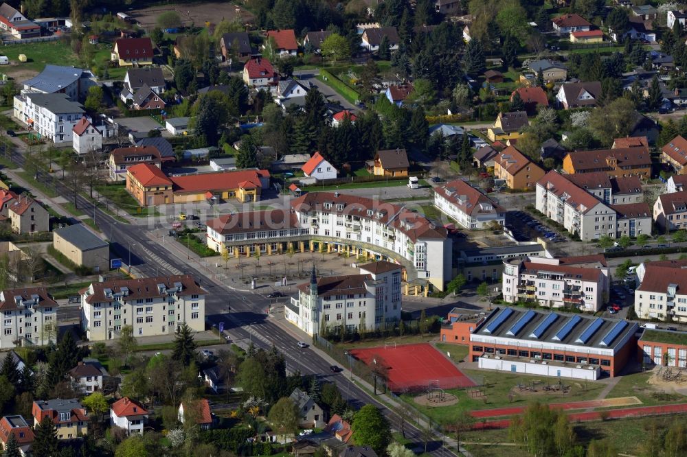 Luftbild Berlin Karow-Nord - Mehrfamilienhäuser zwischen Schönerlinder Weg, der Autobahn A10 / E65, Karestraße und der Bucher Chaussee im Wohngebiet Berlin-Karow-Nord