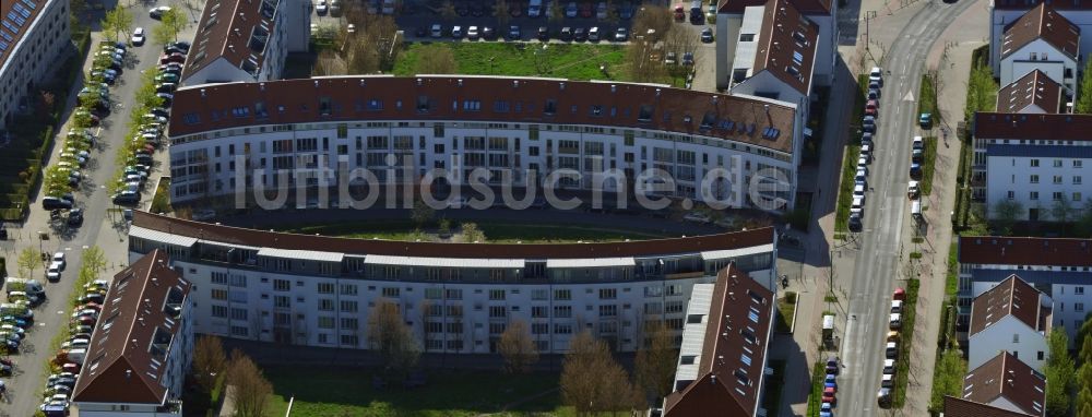 Berlin Karow-Nord von oben - Mehrfamilienhäuser zwischen Schönerlinder Weg, der Autobahn A10 / E65, Karestraße und der Bucher Chaussee im Wohngebiet Berlin-Karow-Nord