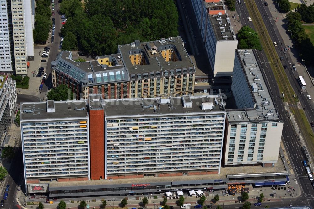 Luftbild Berlin - Mehrfamilienwohnhaus in Plattenbauweise und das Berlin Dungeon