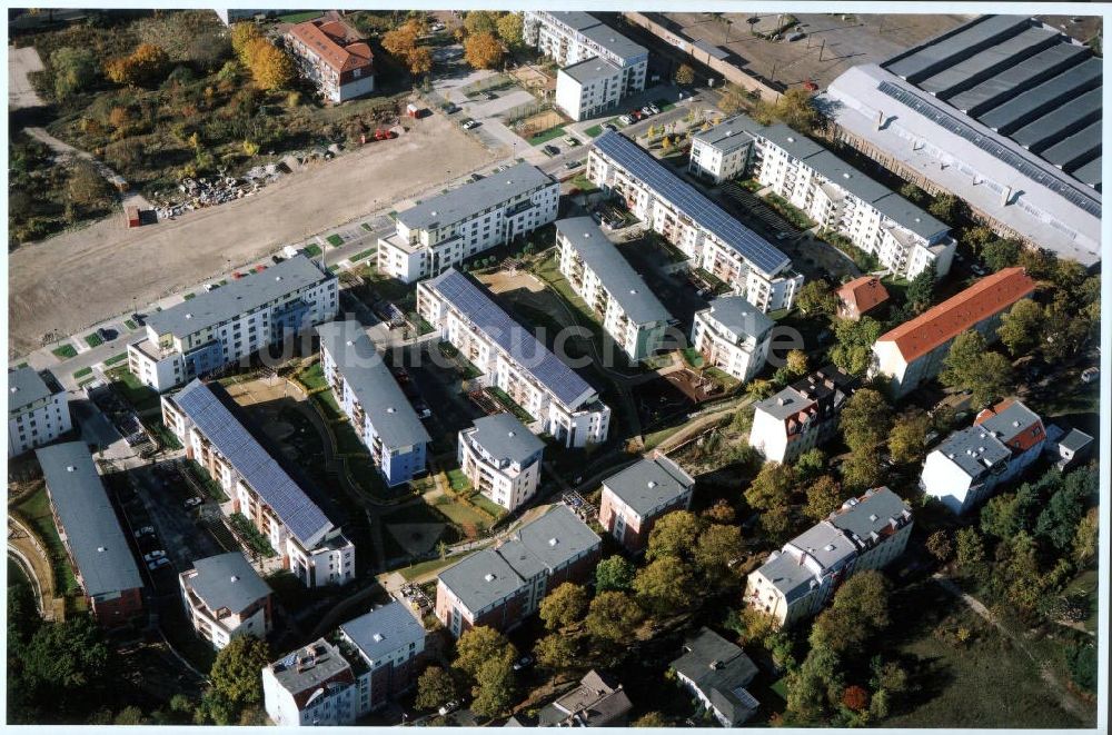 Berlin - Pankow von oben - Mehrfamilienwohnhäuser mit aufgebauten Photovoltaikanlagen der GSW in der Heinrich-Böll-Siedlung an der Schillerstraße / Ecke Heinrich - Böll - Straße am Nordend in Berlin - Pankow