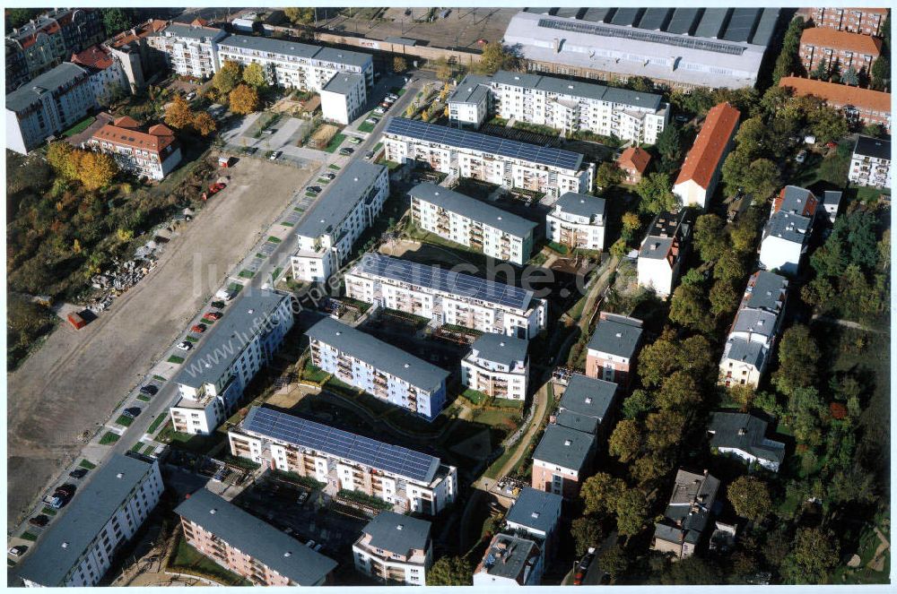 Berlin - Pankow aus der Vogelperspektive: Mehrfamilienwohnhäuser mit aufgebauten Photovoltaikanlagen der GSW in der Heinrich-Böll-Siedlung an der Schillerstraße / Ecke Heinrich - Böll - Straße am Nordend in Berlin - Pankow