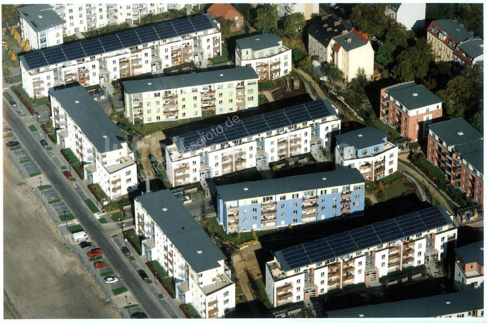 Luftbild Berlin - Pankow - Mehrfamilienwohnhäuser mit aufgebauten Photovoltaikanlagen der GSW in der Heinrich-Böll-Siedlung an der Schillerstraße / Ecke Heinrich - Böll - Straße am Nordend in Berlin - Pankow