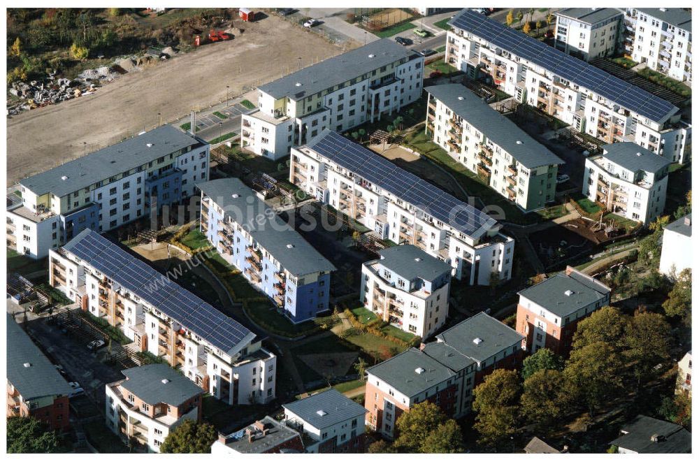 Berlin - Pankow von oben - Mehrfamilienwohnhäuser mit aufgebauten Photovoltaikanlagen der GSW in der Heinrich-Böll-Siedlung an der Schillerstraße / Ecke Heinrich - Böll - Straße am Nordend in Berlin - Pankow