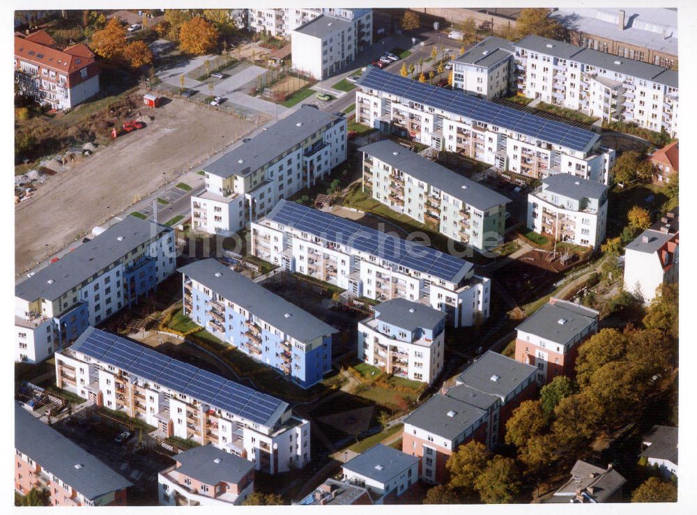 Berlin - Pankow aus der Vogelperspektive: Mehrfamilienwohnhäuser mit aufgebauten Photovoltaikanlagen der GSW in der Heinrich-Böll-Siedlung an der Schillerstraße / Ecke Heinrich - Böll - Straße am Nordend in Berlin - Pankow