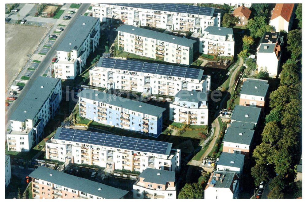 Luftbild Berlin - Pankow - Mehrfamilienwohnhäuser mit aufgebauten Photovoltaikanlagen der GSW in der Heinrich-Böll-Siedlung an der Schillerstraße / Ecke Heinrich - Böll - Straße am Nordend in Berlin - Pankow