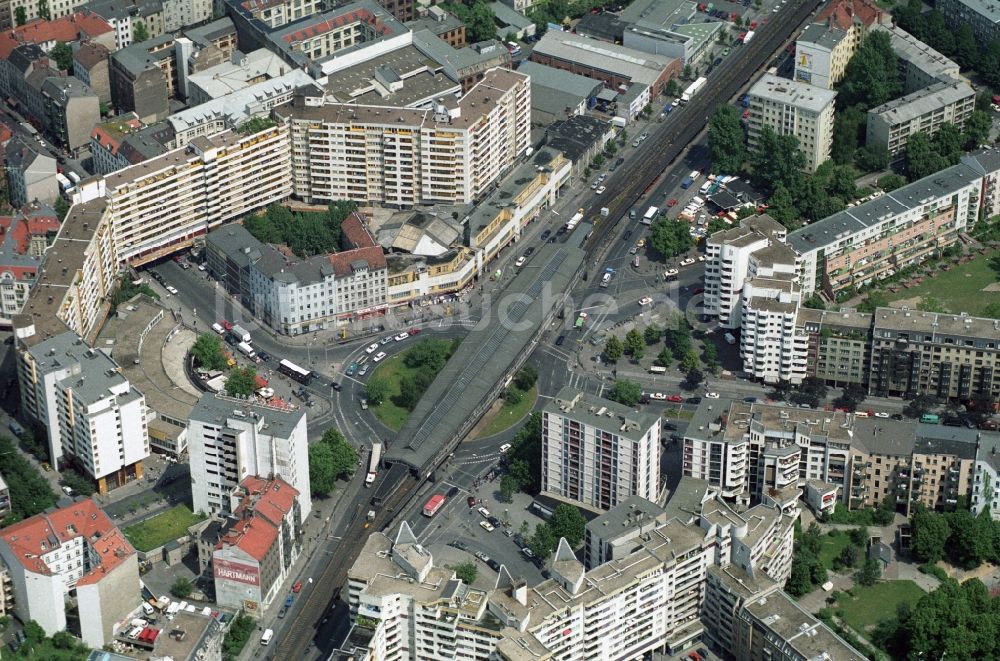 Berlin von oben - Mehrfamlienhäuser am U- Bahnhof Kottbusser Tor in Berlin-Kreuzberg