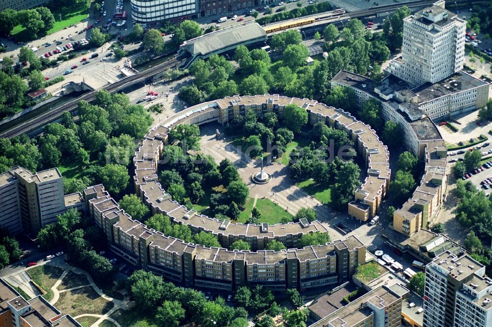 Luftbild Berlin - Mehrfamlienhäuser am Mehringplatz in Berlin-Kreuzberg