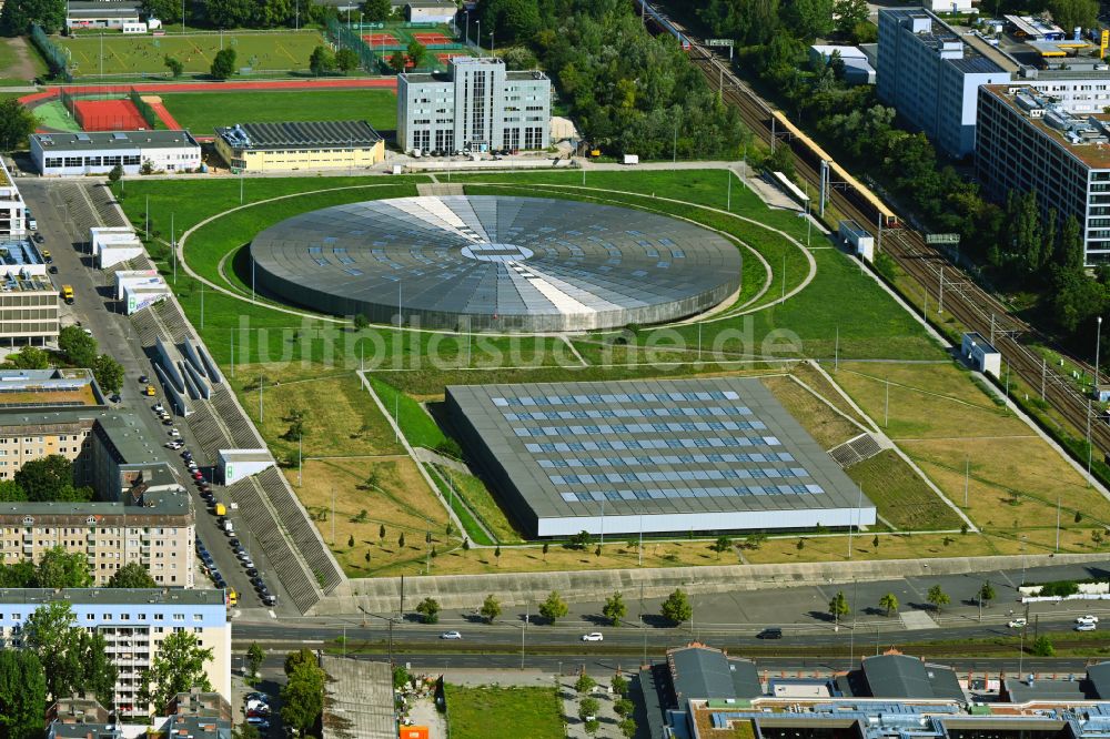 Berlin von oben - Mehrzweckhalle und Radrennbahn Velodrom in Berlin an der Landsberger Allee im Stadtbezirk Prenzlauer Berg