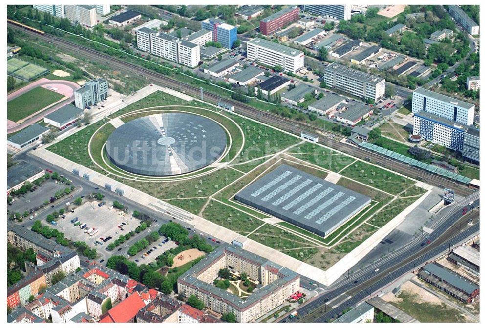 Berlin - Prenzlauer-Berg aus der Vogelperspektive: Mehrzwecksporthalle Velodrom (Berlin Arena) an der Landsberger A