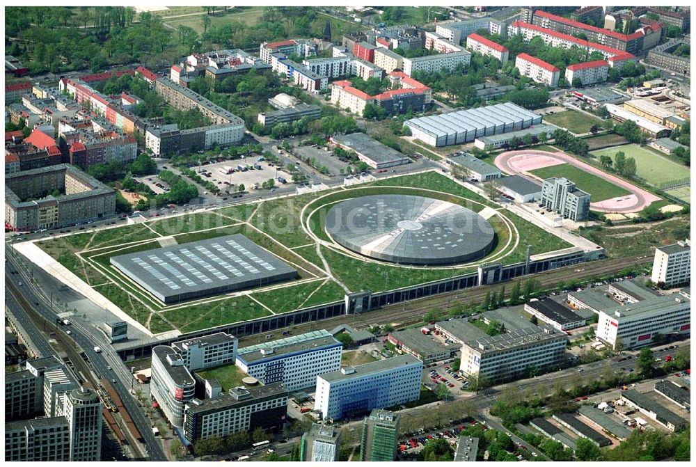 Luftaufnahme Berlin - Prenzlauer-Berg - Mehrzwecksporthalle Velodrom (Berlin Arena) an der Landsberger A