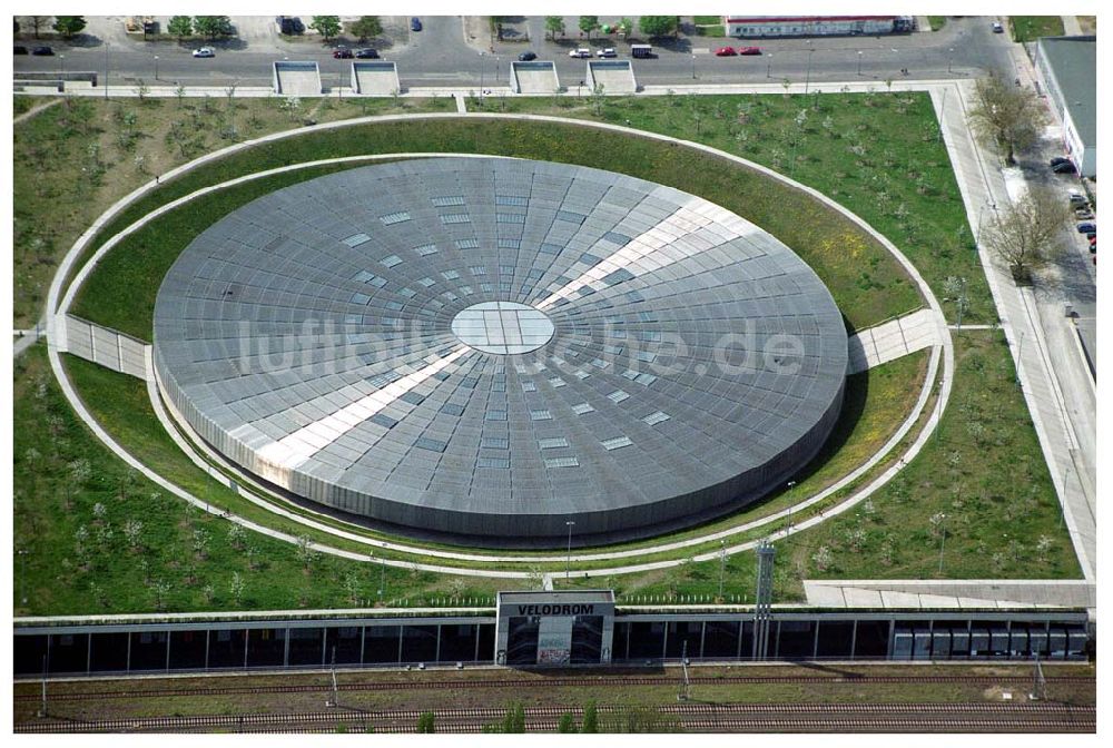 Berlin - Prenzlauer-Berg aus der Vogelperspektive: Mehrzwecksporthalle Velodrom (Berlin Arena) an der Landsberger A