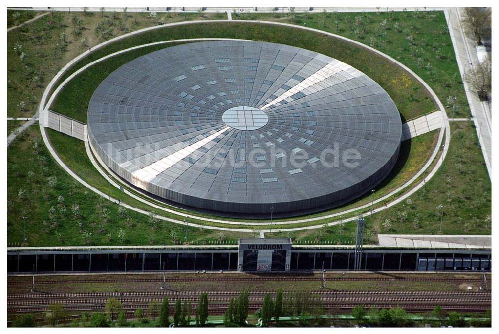 Luftbild Berlin - Prenzlauer-Berg - Mehrzwecksporthalle Velodrom (Berlin Arena) an der Landsberger A