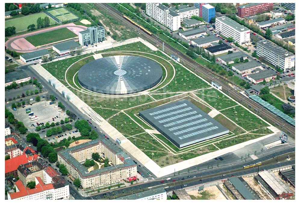 Berlin - Prenzlauer-Berg aus der Vogelperspektive: Mehrzwecksporthalle Velodrom (Berlin Arena) an der Landsberger Allee