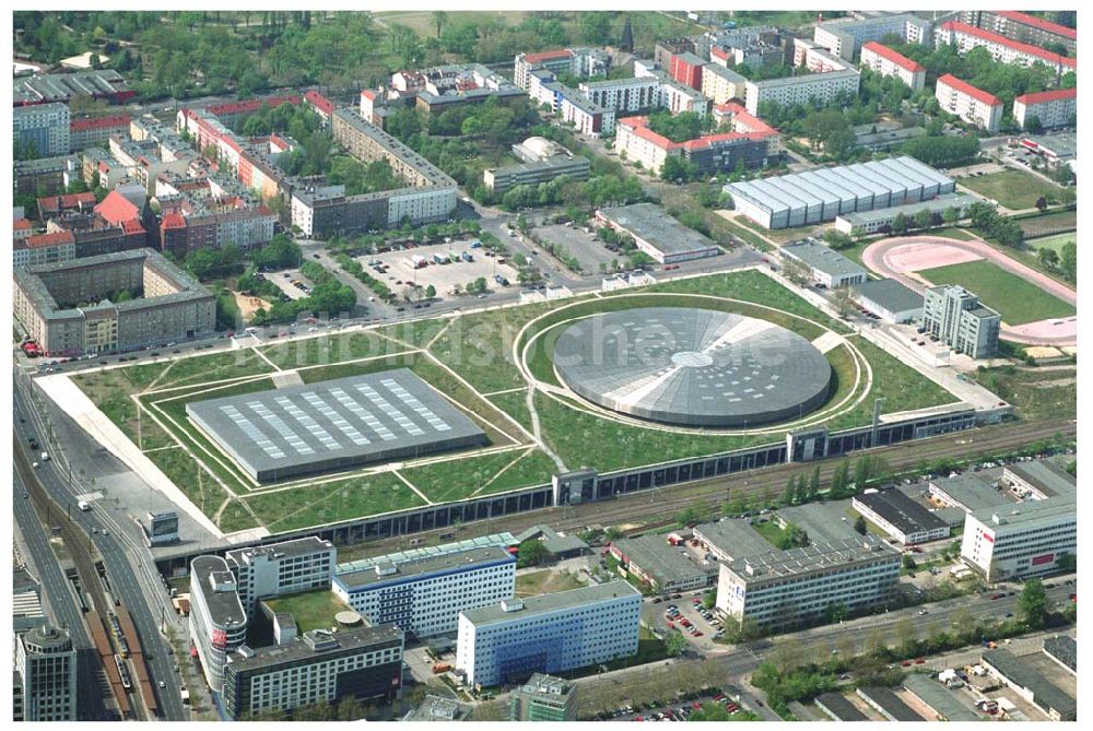 Berlin - Prenzlauer-Berg aus der Vogelperspektive: Mehrzwecksporthalle Velodrom (Berlin Arena) an der Landsberger Allee