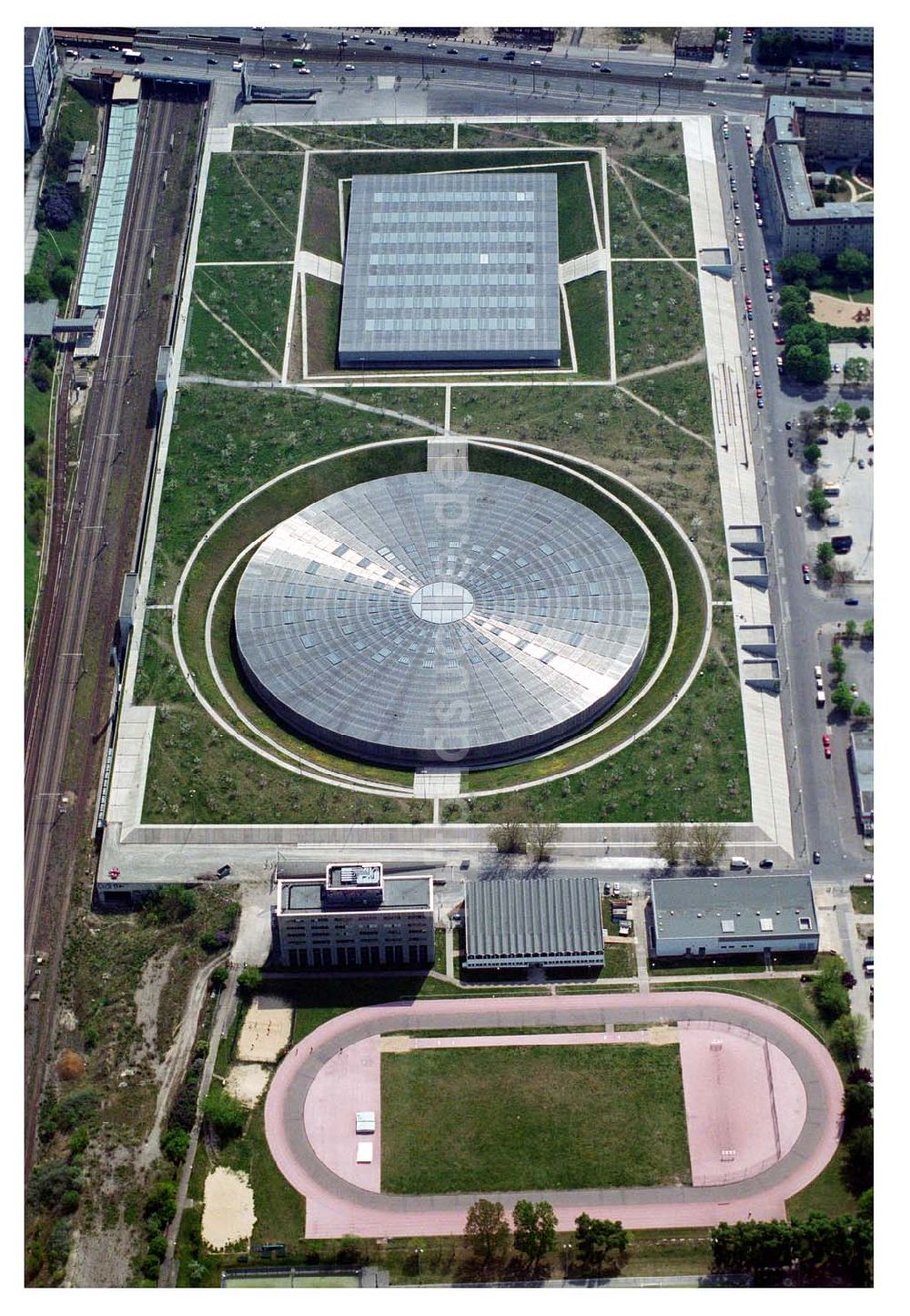 Berlin - Prenzlauer-Berg aus der Vogelperspektive: Mehrzwecksporthalle Velodrom (Berlin Arena) an der Landsberger Allee