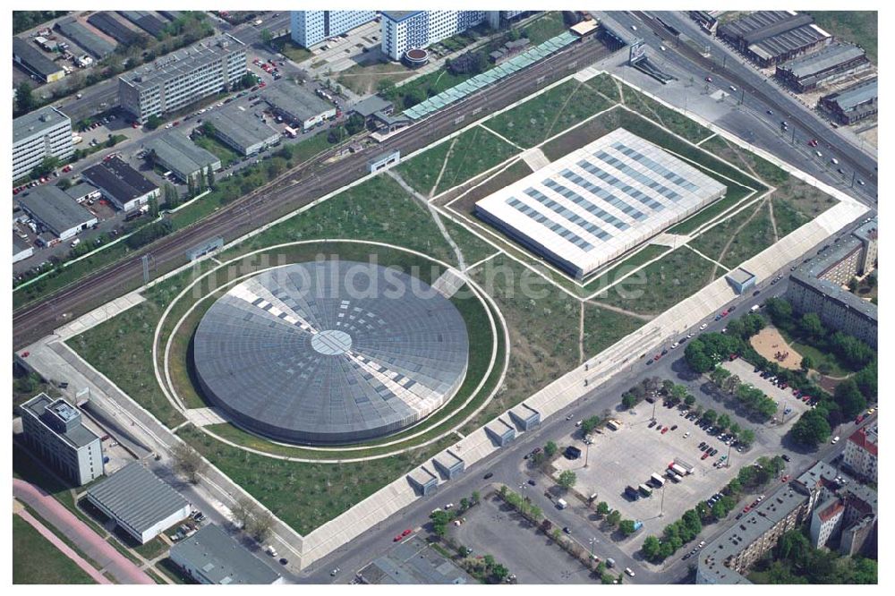 Berlin - Prenzlauer-Berg aus der Vogelperspektive: Mehrzwecksporthalle Velodrom (Berlin Arena) an der Landsberger Allee