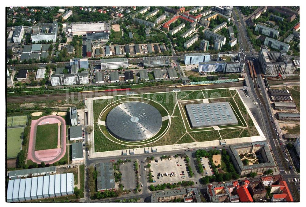 Luftbild Berlin - Prenzlauer-Berg - Mehrzwecksporthalle Velodrom (Berlin Arena) an der Landsberger Allee