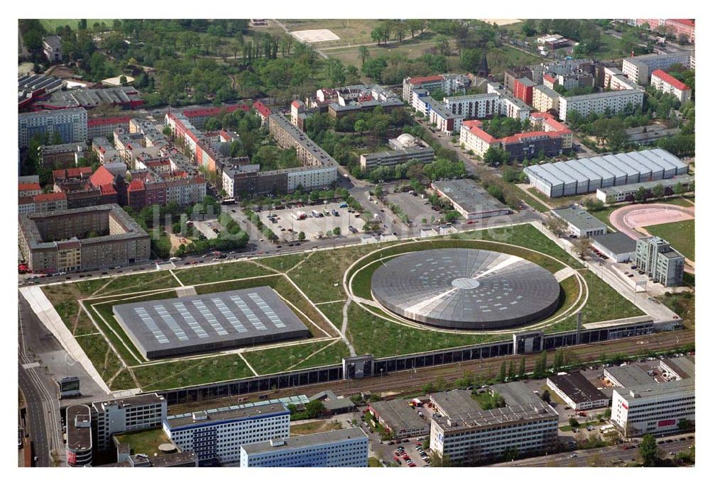 Berlin - Prenzlauer-Berg aus der Vogelperspektive: Mehrzwecksporthalle Velodrom (Berlin Arena) an der Landsberger Allee